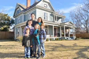 2013-Hall-Family-in-front-of-oak-street-house-6450